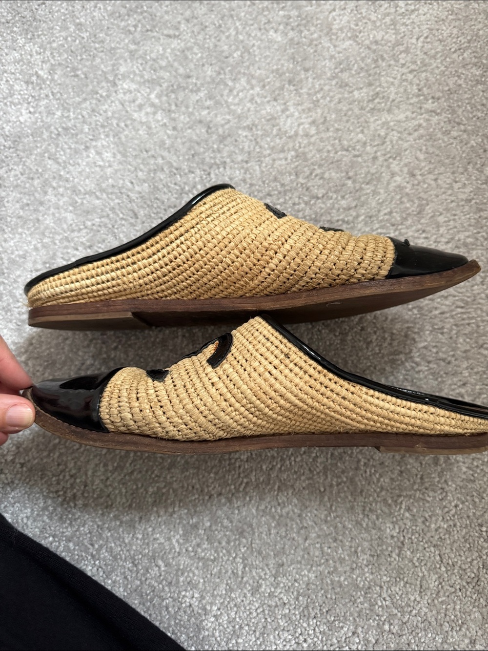 CHANEL authentic Natural Raffia and Black Patent Cap-Toe Mules, size 38 - Picture 7 of 9
